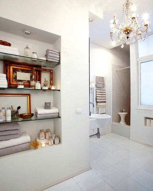 amplio y elegante cuarto de baño