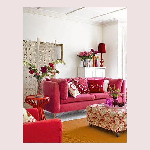 colores intensos para un salón rojo y rosa