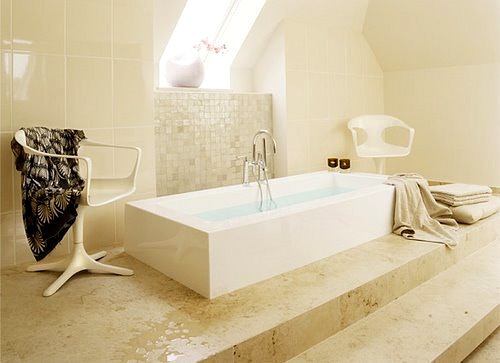 Cuarto de baño con bañera: cuarto de baño con bañera y espejo ...