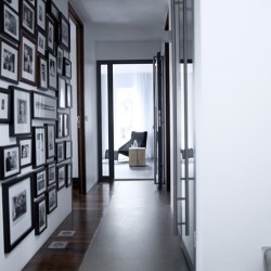 idea-decorar-pasillos-cuadros